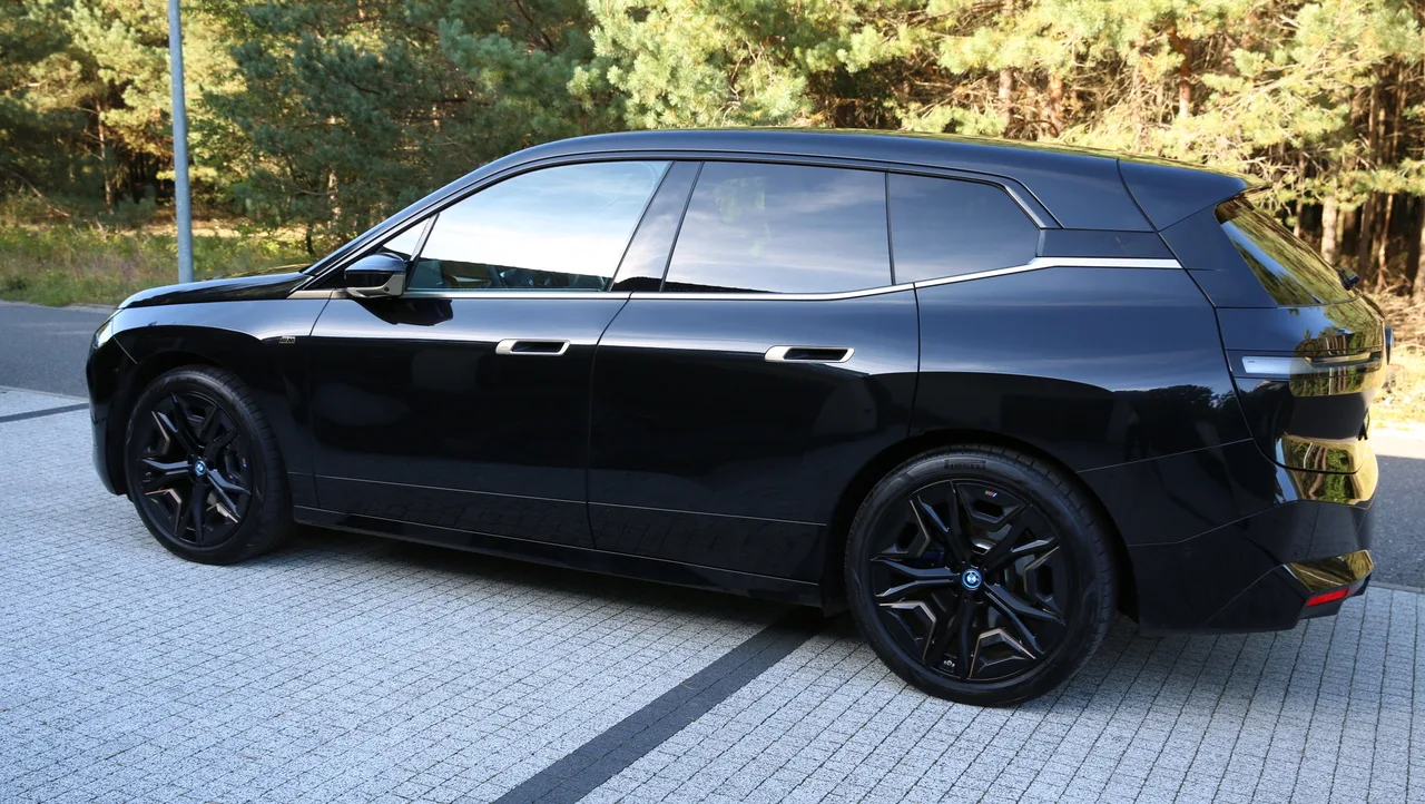 BMW iX — elektryczny SUV premium z kierowcą EliteMotion Poznań