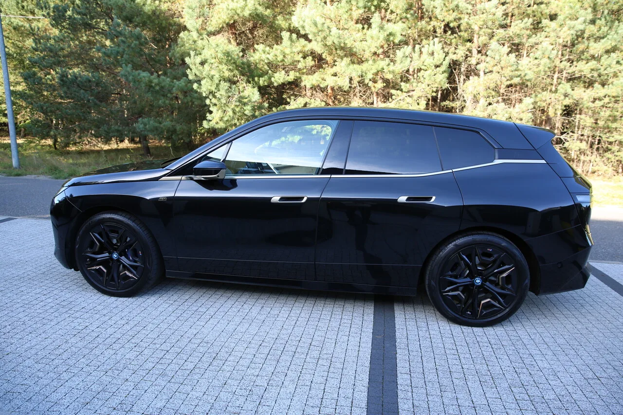 BMW iX — elektryczny SUV premium z kierowcą EliteMotion Poznań