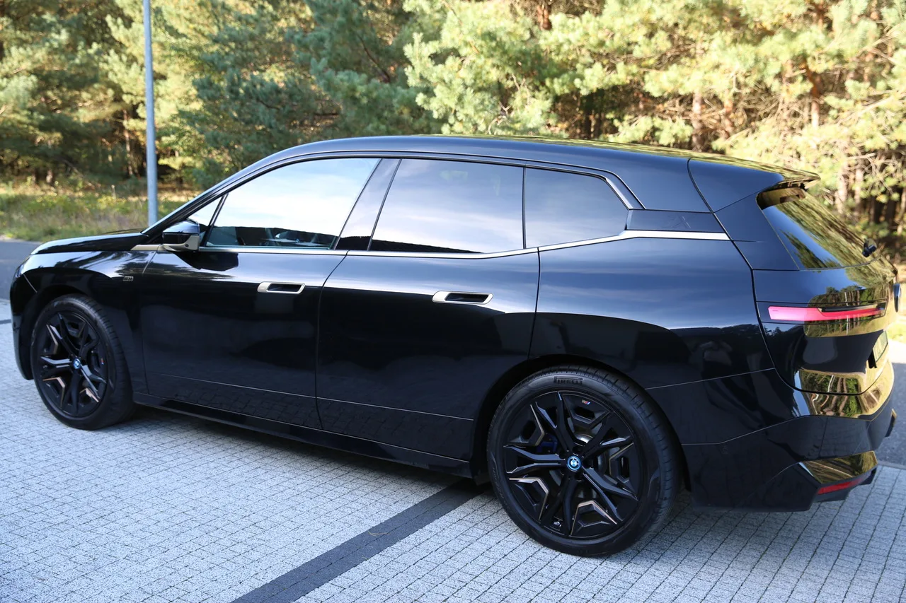 BMW iX — elektryczny SUV premium z kierowcą EliteMotion Poznań