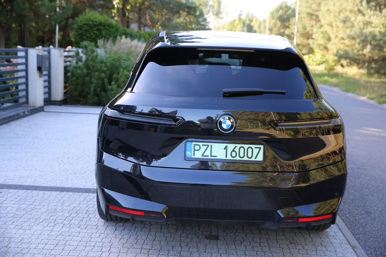 BMW iX — elektryczny SUV premium z kierowcą EliteMotion Poznań