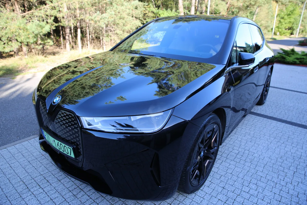 BMW iX — elektryczny SUV premium z kierowcą EliteMotion Poznań