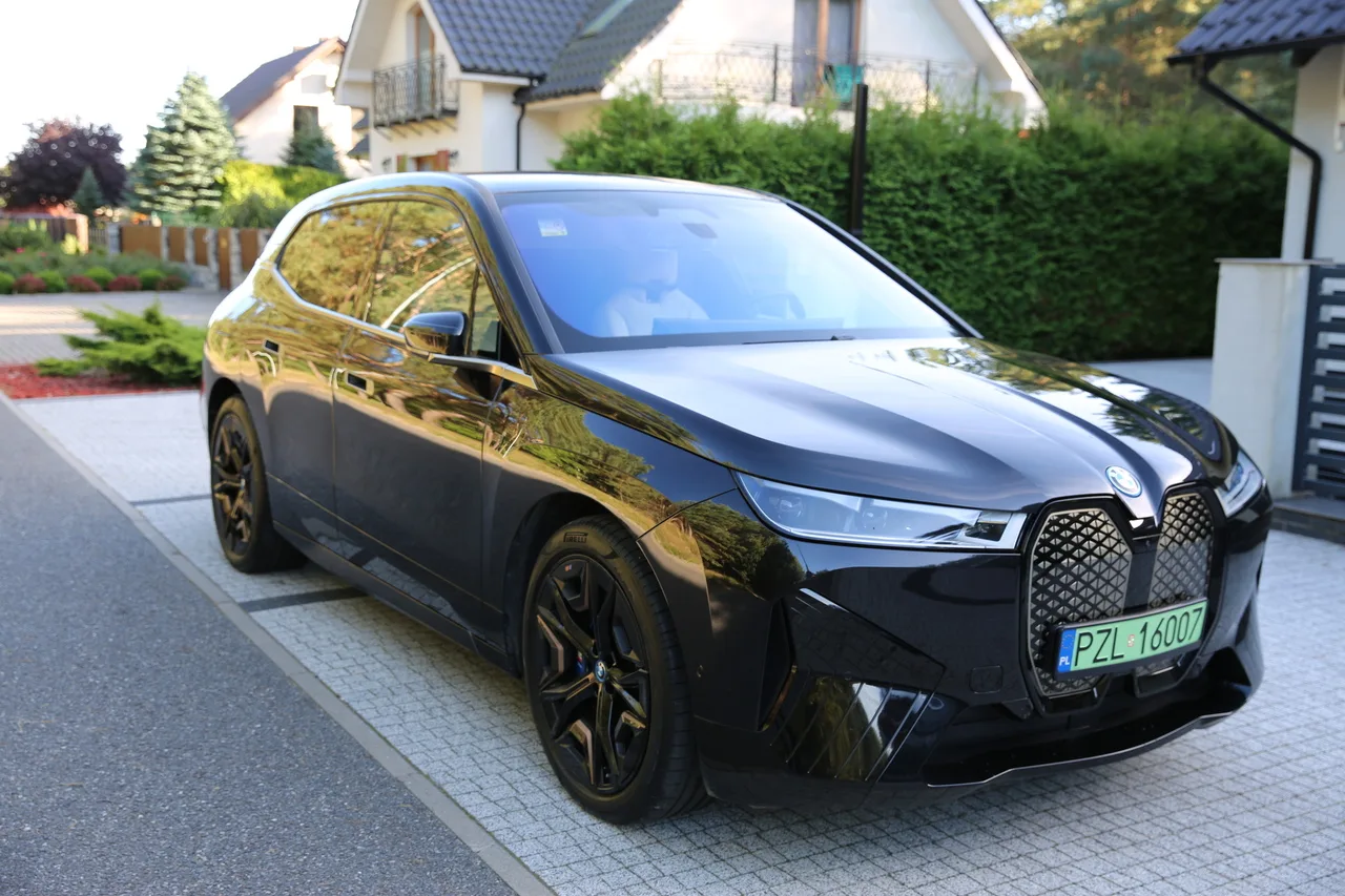 BMW iX — elektryczny SUV premium z kierowcą, zero emisji, EliteMotion Poznań
