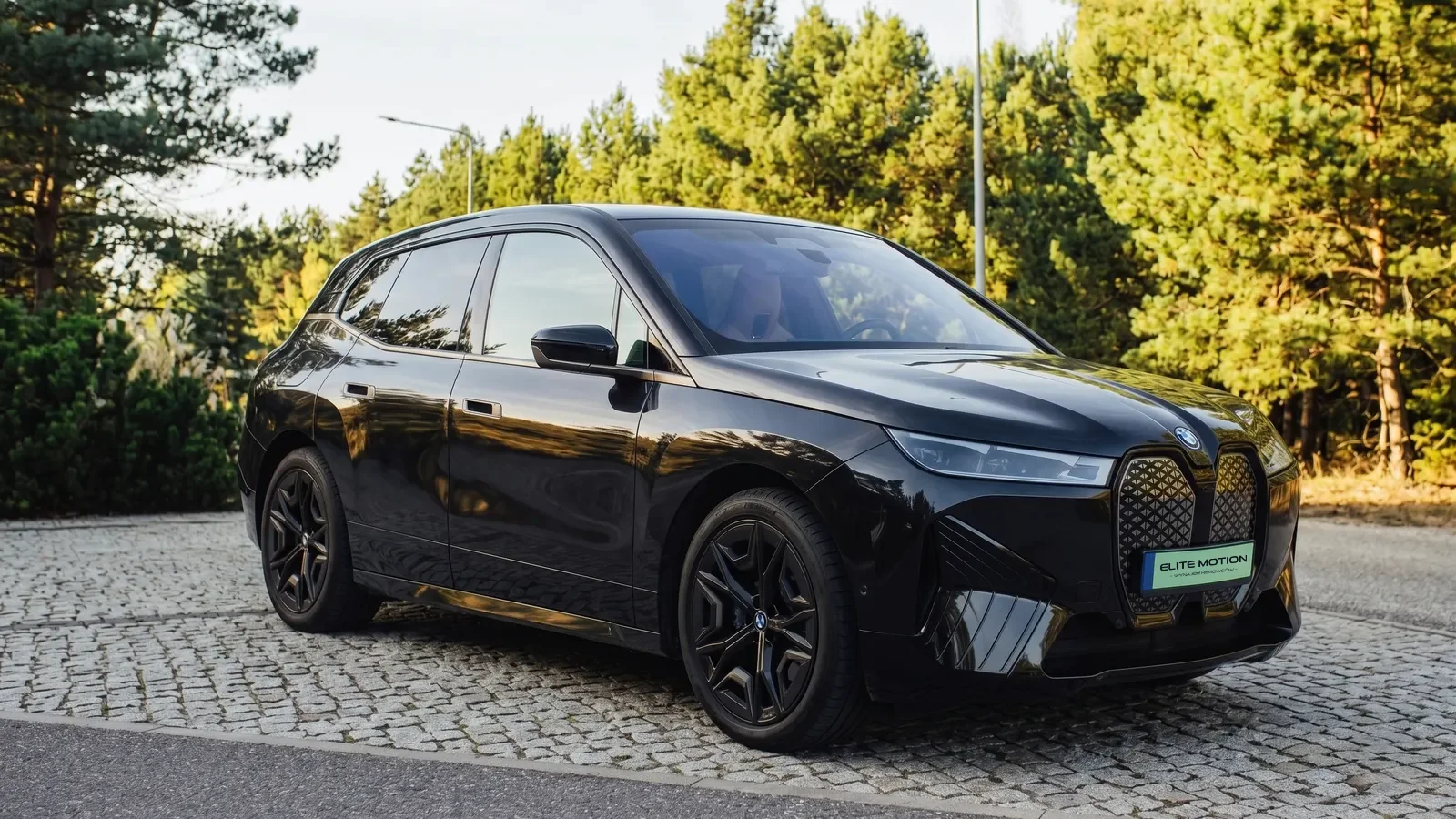 BMW iX z kierowcą — elektryczny luksus i zero emisji w transporcie VIP
