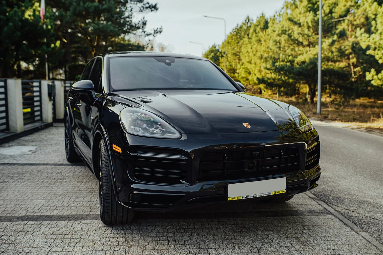Porsche Cayenne z boku — elegancki profil sportowego SUV EliteMotion