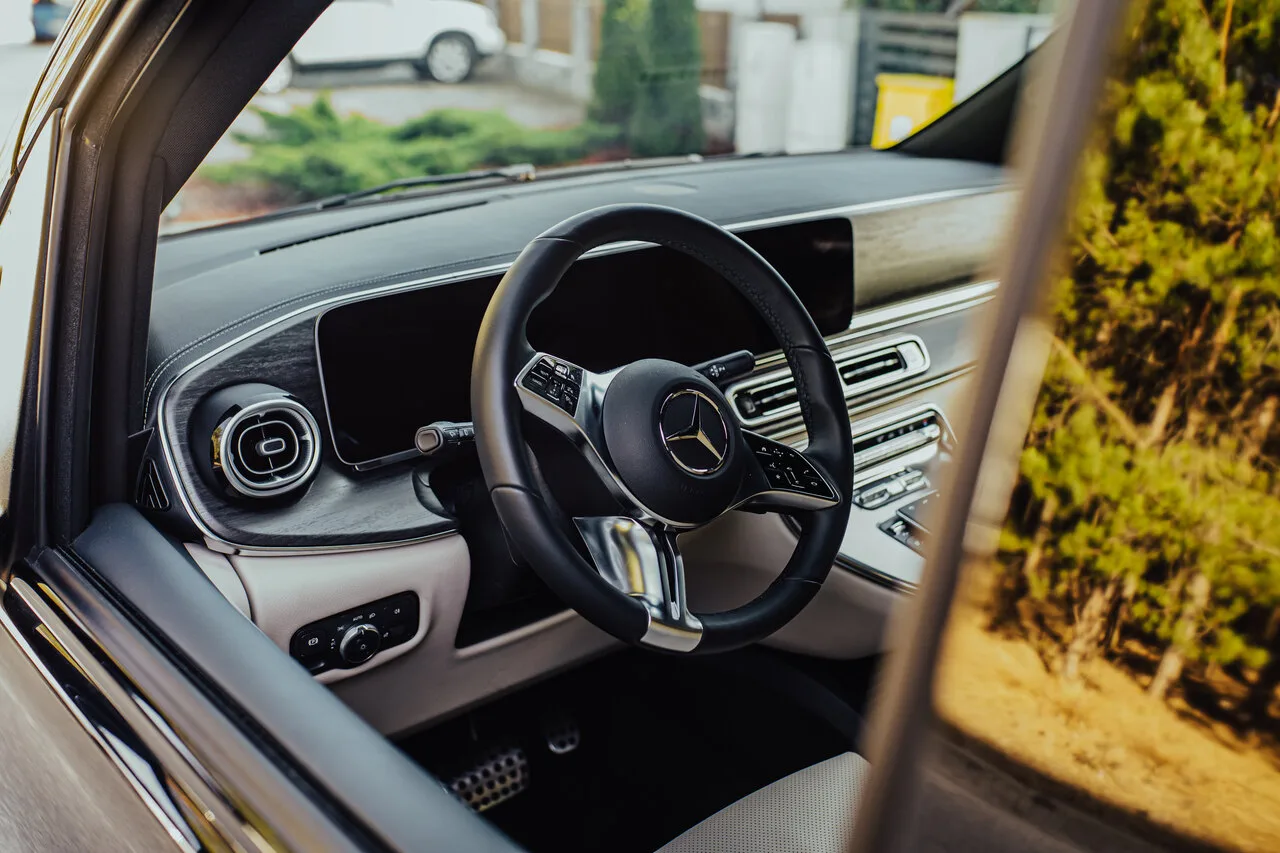 Wnętrze Mercedes V-Class Ekstra — fotele VIP obrotowe, minibar, WiFi, mobilne biuro EliteMotion